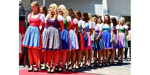 فستان ديرندل موضة متجددة من جبال | جريدة الأنباء