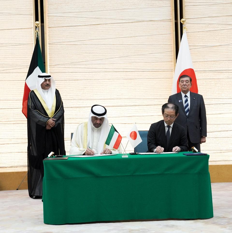 سمو ولي العهد ورئيس الوزراء الياباني يحضران مراسم توقيع اتفاقيات ومذكرات تعاون بين البلدين الصديقين