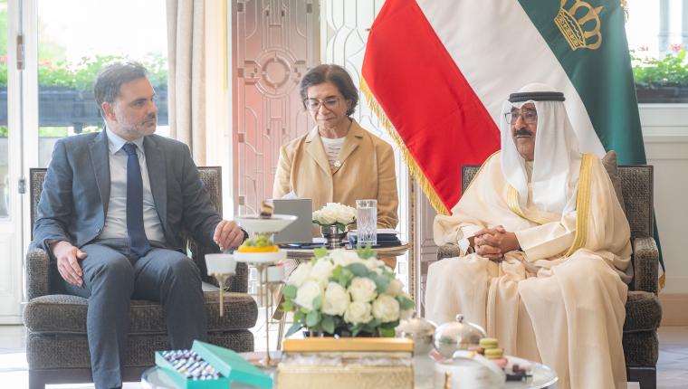 سمو أمير البلاد يستقبل وزير التجارة الخارجية والفرنسيين في الخارج