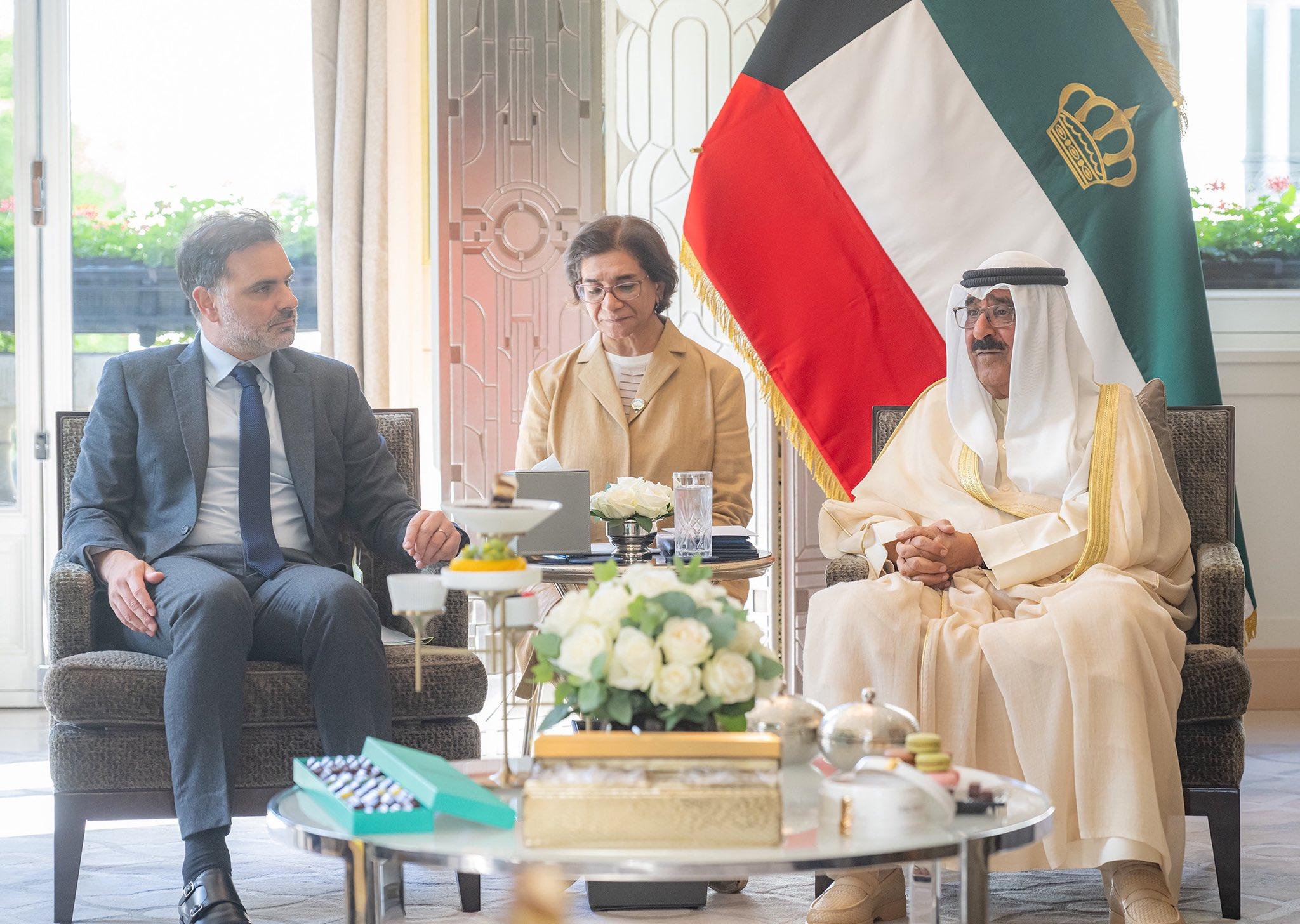 سمو أمير البلاد يستقبل وزير التجارة الخارجية والفرنسيين في الخارج