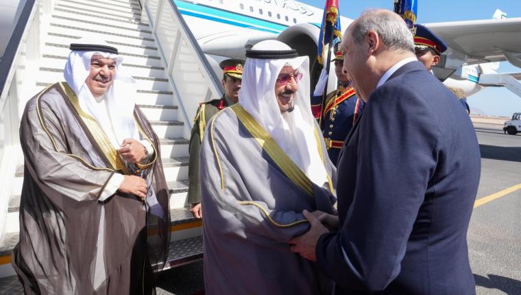 ممثل سمو أمير البلاد سمو رئيس مجلس الوزراء يصل إلى مصر لترؤس وفد دولة الكويت في قمة شرم الشيخ للسلام