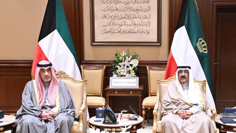 سمو أمير البلاد يستقبل النائب الأول ومدير عام (التحقيقات) لأداء نوابه القسم أمام سموه