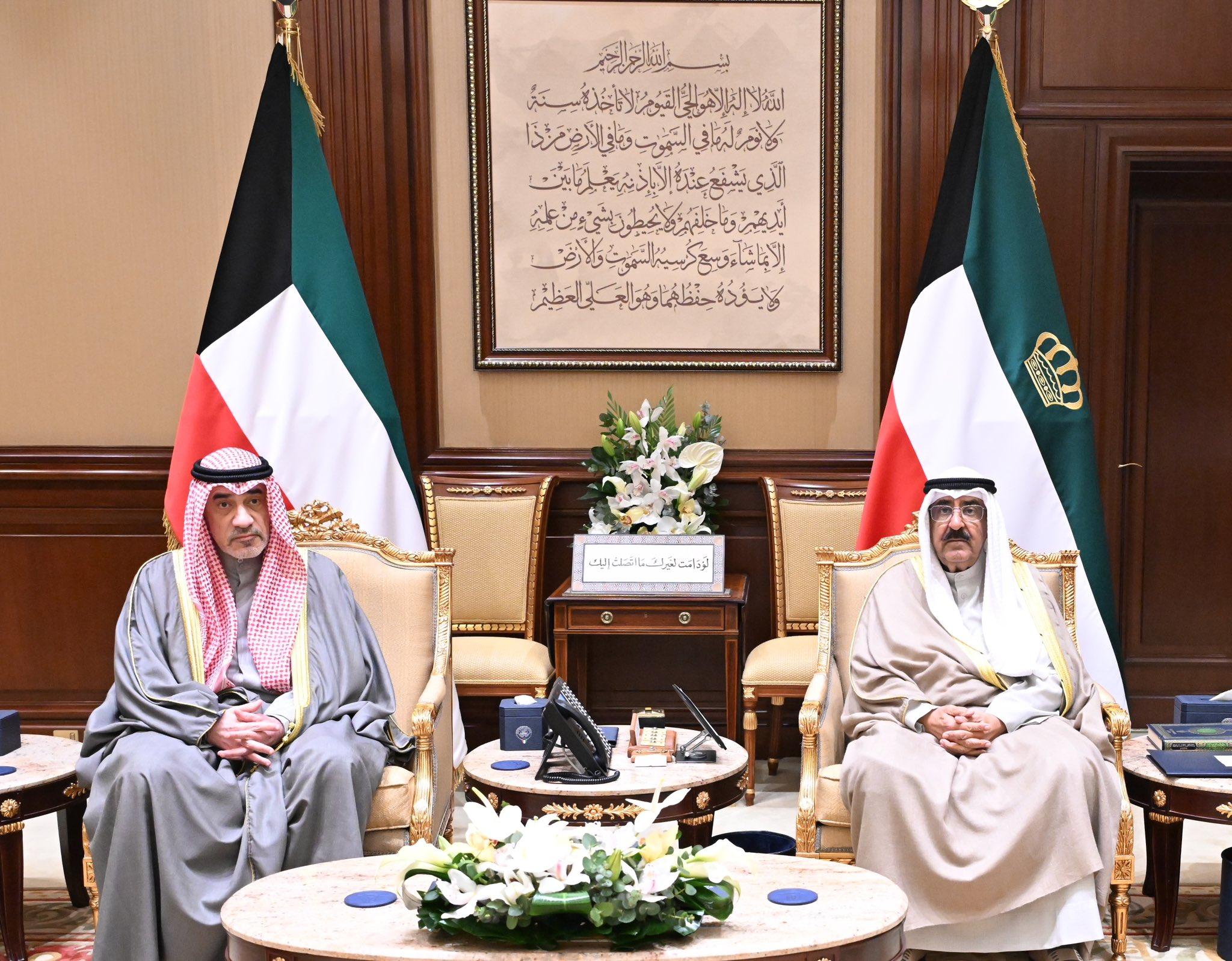 سمو أمير البلاد يستقبل النائب الأول ومدير عام (التحقيقات) لأداء نوابه القسم أمام سموه