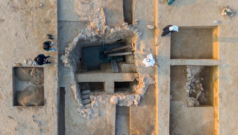 اكتشاف بئر ماء أثرية تنضح بالمياه في جزيرة فيلكا تعود إلى 1400 سنة