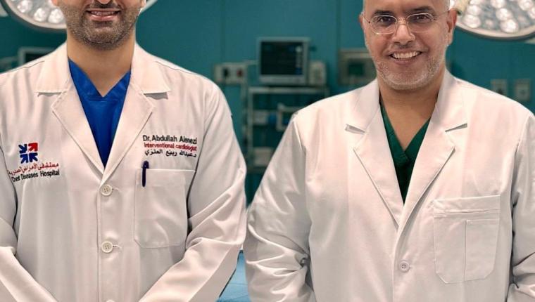 (الأمراض الصدرية) يجري عمليتين لزراعة دعامة بوريد القلب لمريضين يعانيان ذبحة صدرية مستعصية