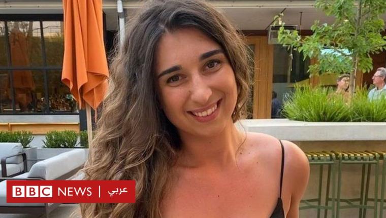 متسوقة تتفاجأ بثعبان كبير يتدلى من أحد الرفوف في متجر بسيدني. فماذا فعلت؟