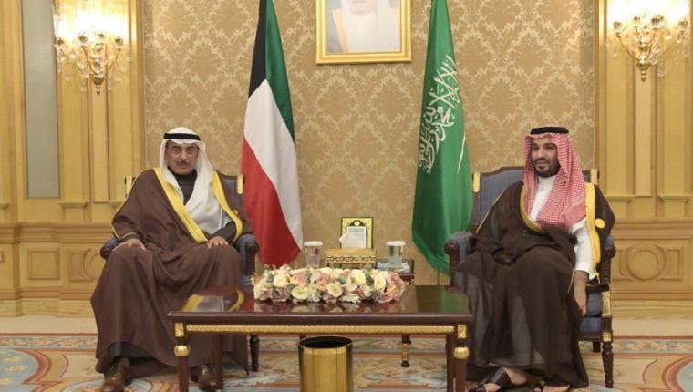 ممثل سمو أمير البلاد سمو ولي العهد يلتقي ولي العهد السعودي على هامش القمة العربية والإسلامية غير العادية بالرياض