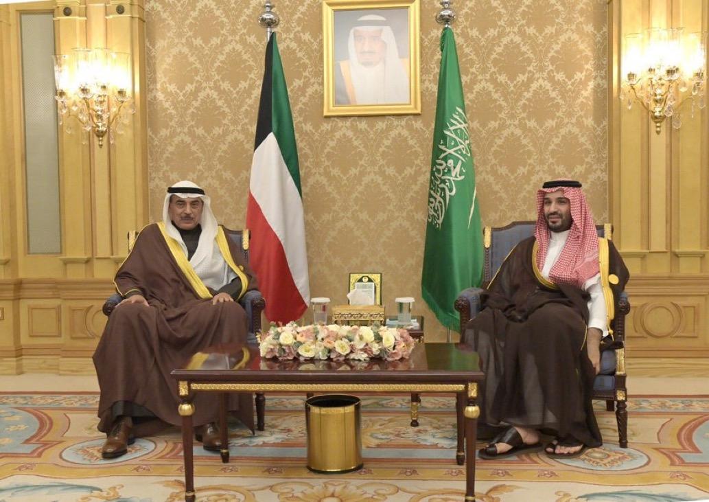 ممثل سمو أمير البلاد سمو ولي العهد يلتقي ولي العهد السعودي على هامش القمة العربية والإسلامية غير العادية بالرياض