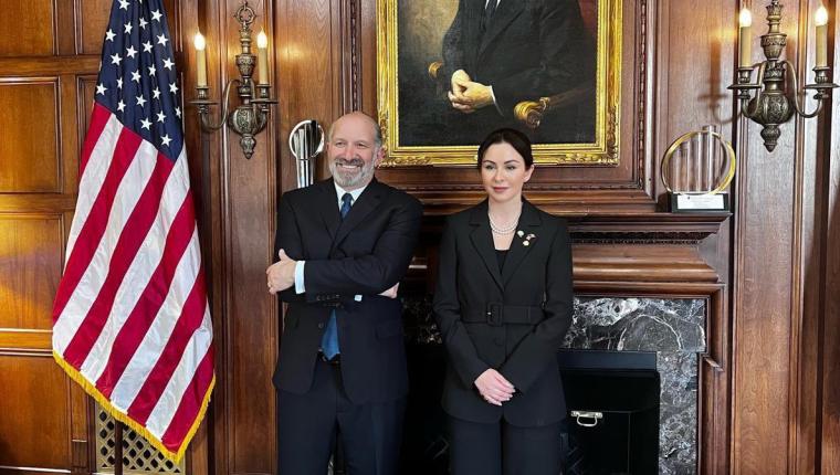 سفيرة دولة الكويت لدى الولايات المتحدة تجتمع مع وزير التجارة الأمريكي