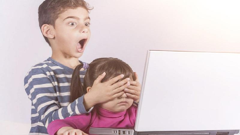 مخاطر التحرش الإلكتروني بالإطفال