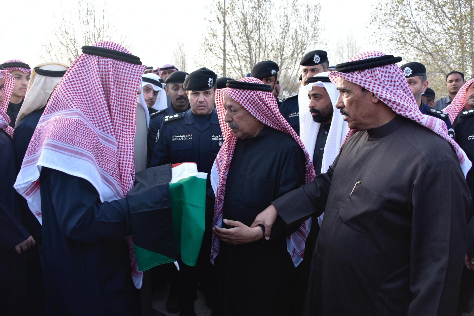 النائب الأول لرئيس مجلس الوزراء ووزير الداخلية الشيخ فهد يوسف الصباح ووالد الشهيد سعود الخمسان