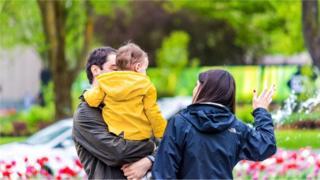 الطرق التي يتواصل بها الآباء مع أطفالهم لها تبعات واسعة النطاق على صحتهم النفسية وقدرتهم على التحكم في دوافعم وانفعالاتهم