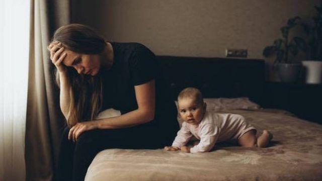 أمرأة مع طفل صغير