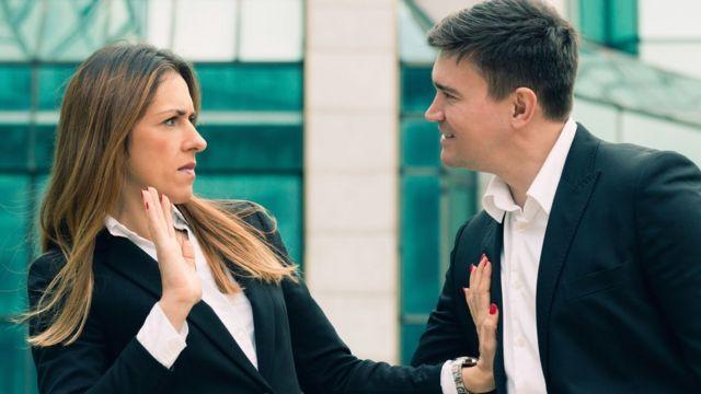 تشمل مخاطر العمل المباشرة للأشخاص الذين أبلغوا عن تعرضهم للتحرش الجنسي النبذ والطرد من العمل