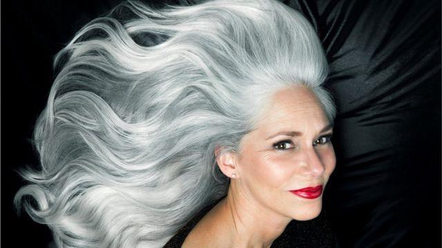 موديل بشعر أبيض