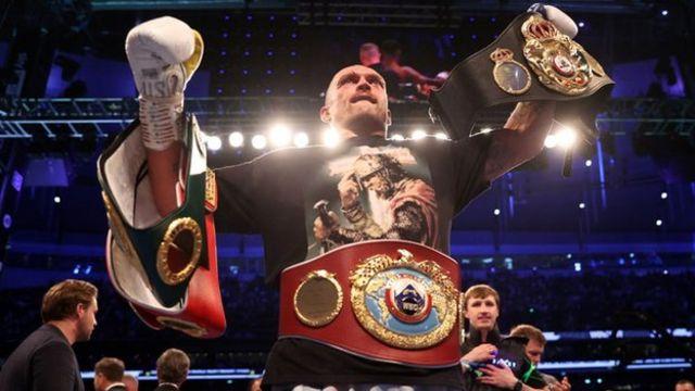 الملاكم الأوكراني أولكسندر أوسيك يحمل حزاميه