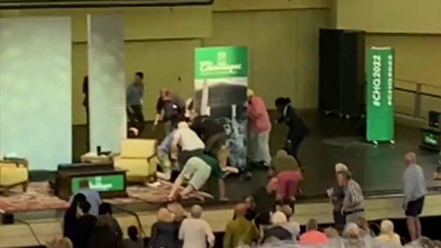 حاضرون يعتلون المنصة بعد تعرض رشدي للهجوم