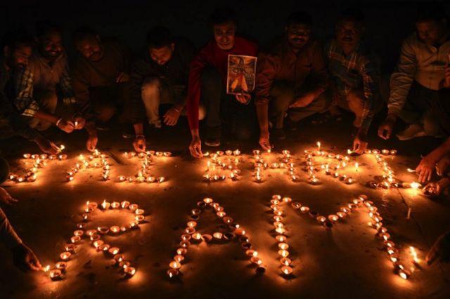 مصلون هندوس يحتفلون عام 2019 بقرار المحكمة الهندية العليا بالسماح ببناء معبد للإله رام في مدينة أمريتسار، مكان مسجد هدمه متطرفون عام 1992