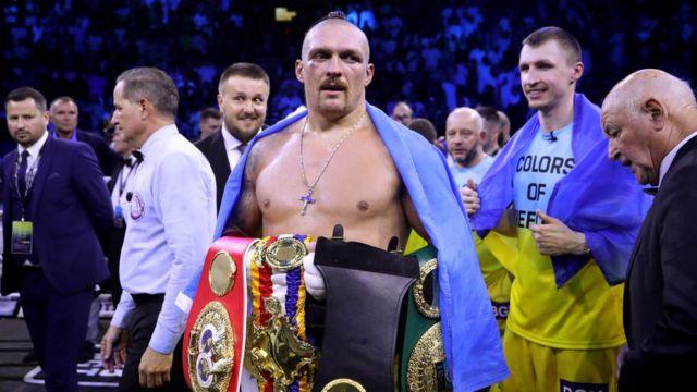 أولكسندر أوسيك يحمل أحزمته بعد فوزه على أنتوني جوشوا