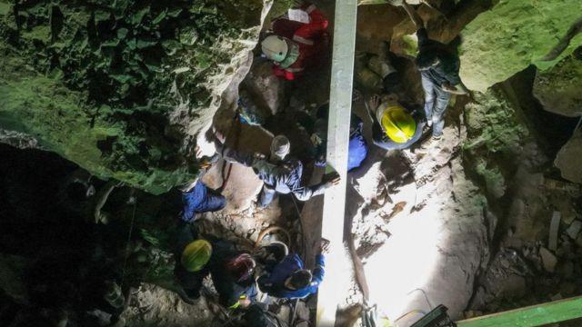 عمال إنقاذ في موقع انهيار قطارة الإمام علي