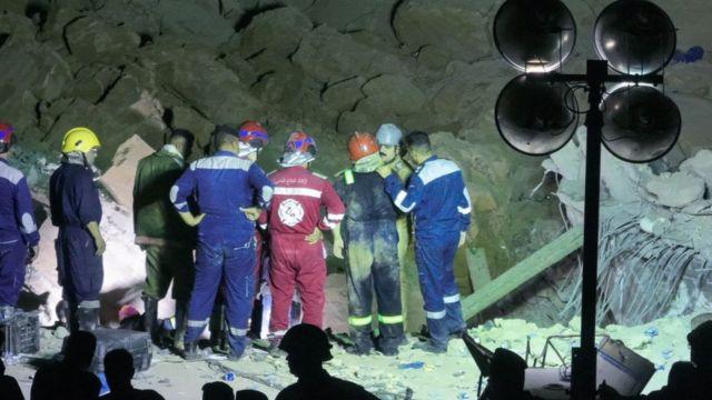 عمال إنقاذ في موقع انهيار قطارة الإمام علي