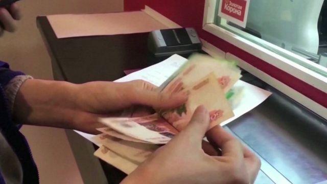 امراة تحصي المال