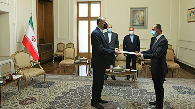 السفير الكويتي بدر عبد الله المنيخ يسلّم أوراق اعتماده إلى وزير الخارجية الإيراني حسين أمير عبد اللهيان