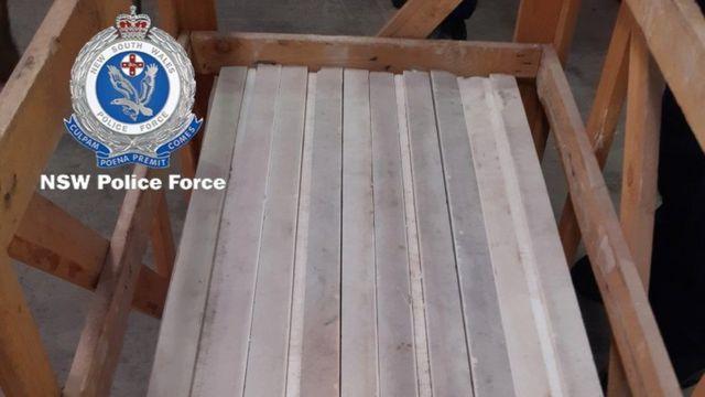 ألواح الرخام التي عُثر على المخدرات بداخلها.