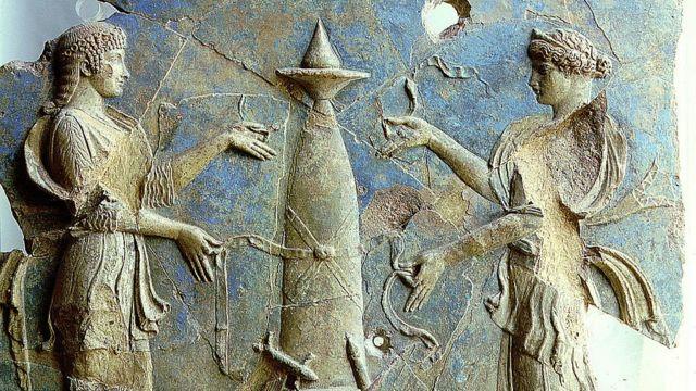 جدارية من معبد للإله الإغريقي أبولو في إيطاليا، ويظهر فيها مع شقيقته التوأم أرتيميس.