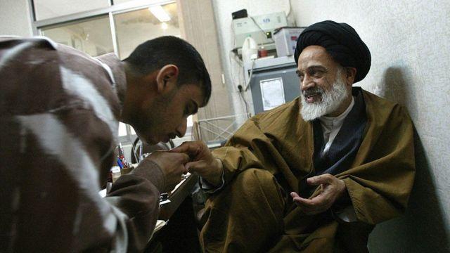 أحد الحجاج يقبل يد الحائري خلال زيارة لقم عام 2004