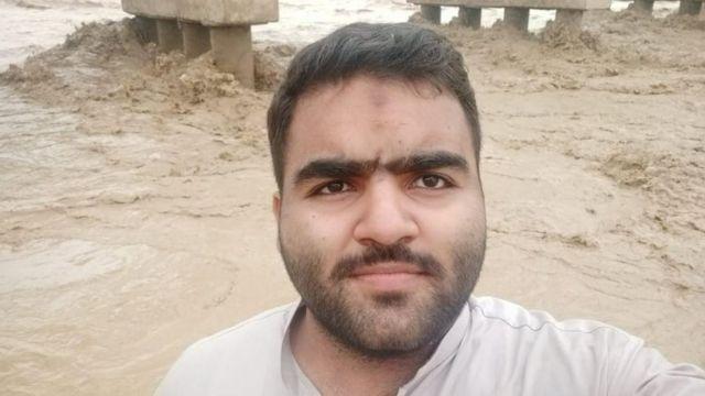 طارق يقف أمام نهر فائض