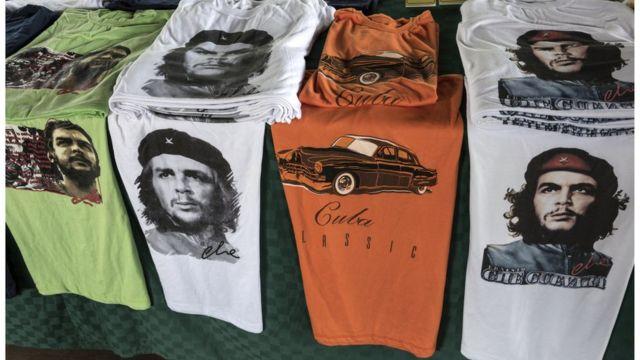 قمصان معروضة للبيع تحمل صورة تشي غيفارا