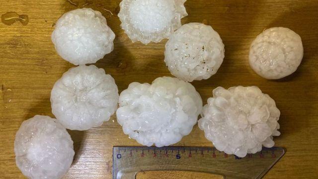 سقطت أحجار البَرَد الضخمة هذا العام في مدينة فينسات، وسط فرنسا