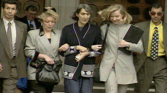 تركت زوجة ماتان لورا، المحاطة بأسرتها ومؤيديها، محكمة الاستئناف بعد إلغاء إدانته بالقتل في عام 1998