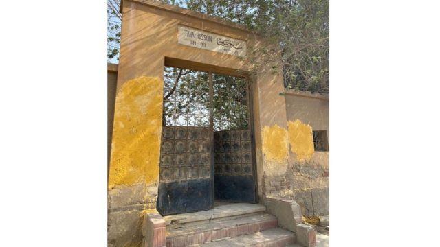 صورة تظهر أنه تم طلاء الجدران التي كانت تحمل علامة الإزالة على مقبرة طه حسين اليوم الجمعة