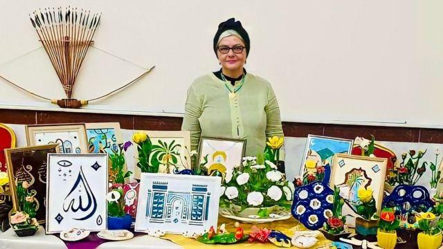 جنان الموسوي في أحد المعارض الفنية