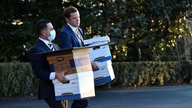 مساعدو البيت الأبيض ينقلون الصناديق إلى مارين ون في آخر يوم لدونالد ترامب كرئيس