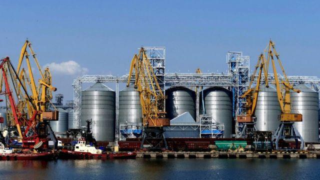 سفينة محملة بالحبوب أمام صوامع في ميناء أوديسا
