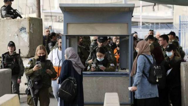 تفتيش فلسطينيين على حاجز للجيش الإسرائيلي