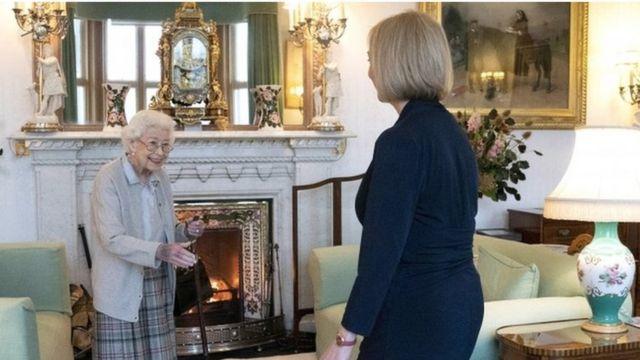 الملكة إليزابيث وليز تراس