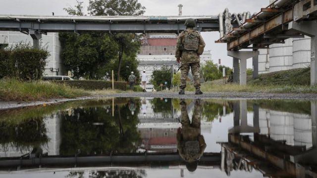 جندي من القوات الروسية خلال زيارة وفد الأمم المتحدة للمحطة