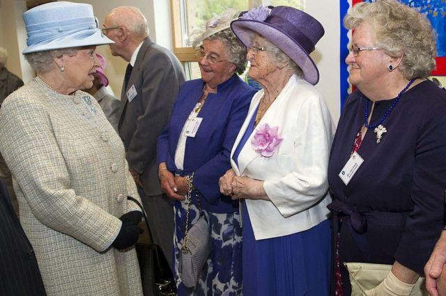 الملكة مع (من اليسار لليمين) مارجوري كولينز وغيلين مورغان وجين غوخ اللائي فقدن جميعا أطفالهن في الكارثة