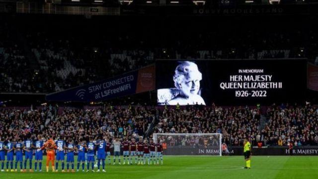 حداد على الملكة إليزابيث في ملاعب كرة القدم