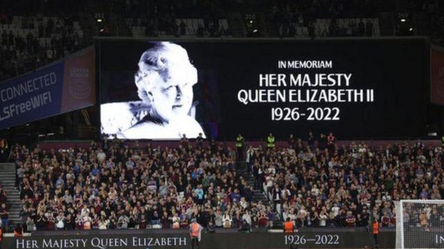 حداد على الملكة إليزابيث في ملاعب كرة القدم