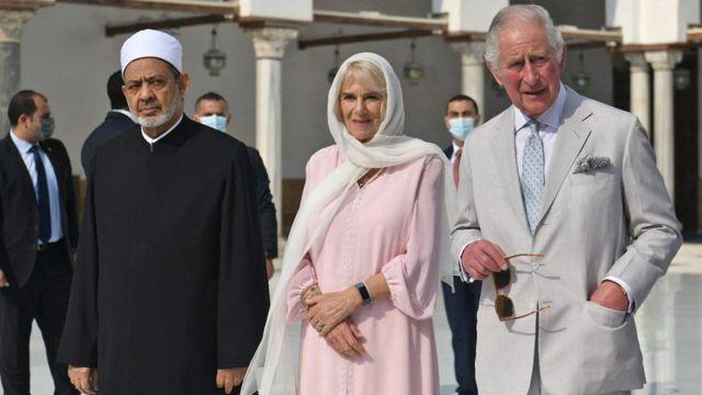 العاهل البريطاني وعقيلته خلال زيارة للجامع الأزهر في مصر العام الماضي برفقة شيخ الأزهر الإمام أحمد الطيب النجار