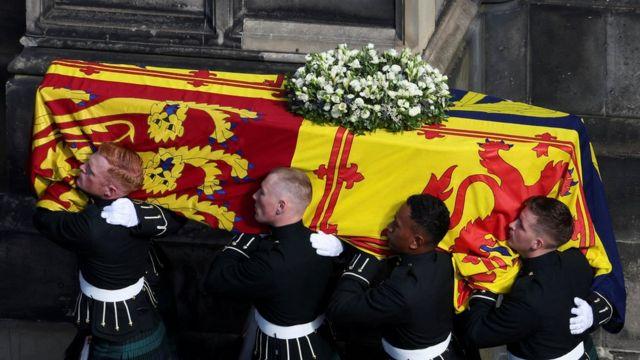 النعش لدى وصوله كاتدرائية سانت جايلز