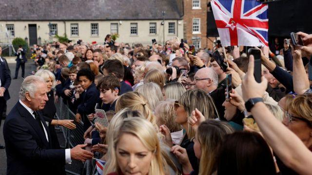 الملك تشارلز والملكة كاميلا مع الجموع في أيرلندا الشماية