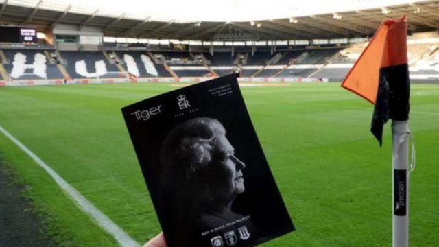 تضمنت البرامج في العديد من المباريات صورة للملكة إليزابيث الثانية ، بما في ذلك مباراة هال سيتي ضد ستوك سيتي