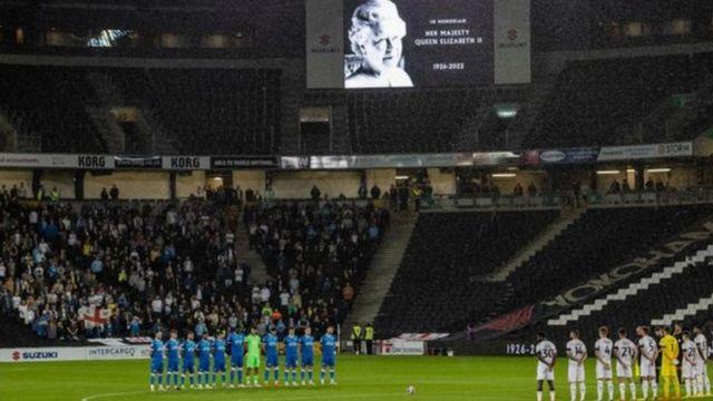 تم عرض صورة للملكة إليزابيث الثانية على الشاشة الكبيرة قبل مباراة إم كية دون مع بولتون وندررز