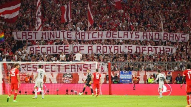 في مباراة بايرن ميونخ في دوري أبطال أوروبا مع برشلونة بدوري الأبطال، رفع المشجعون لافتات تطالب السلطات بـ "احترام الجماهير" بعد تأجيل مباريات نهاية الأسبوع في بريطانيا